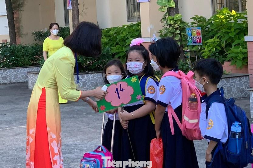 Trẻ đến trường học trực tiếp sau thời gian dài học trực tuyến vì dịch COVID-19 (Ảnh: Nguyễn Dũng) Trẻ đến trường học trực tiếp sau thời gian dài học trực tuyến vì dịch COVID-19 (Ảnh: Nguyễn Dũng)