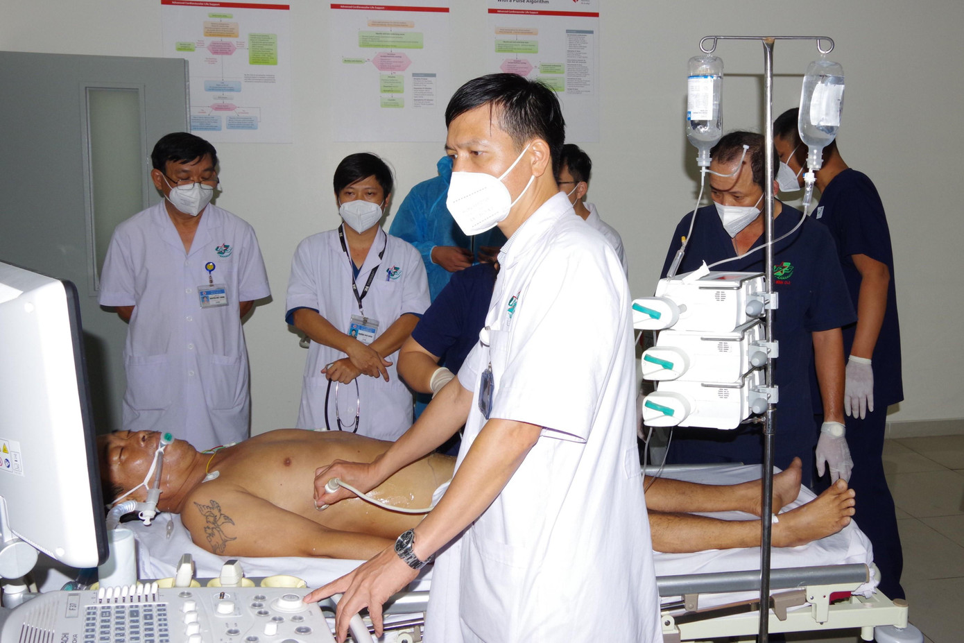 Các bác sĩ đang truy tìm nguyên nhân gây viêm phổi và tìm hướng điều trị cho người bệnh