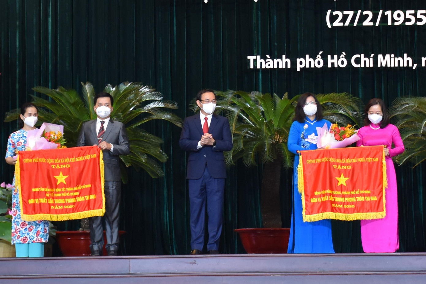 Bệnh viện Hùng Vương và Trung tâm Kiểm soát Bệnh tật TPHCM vinh dự nhận cờ thi đua của Chính phủ