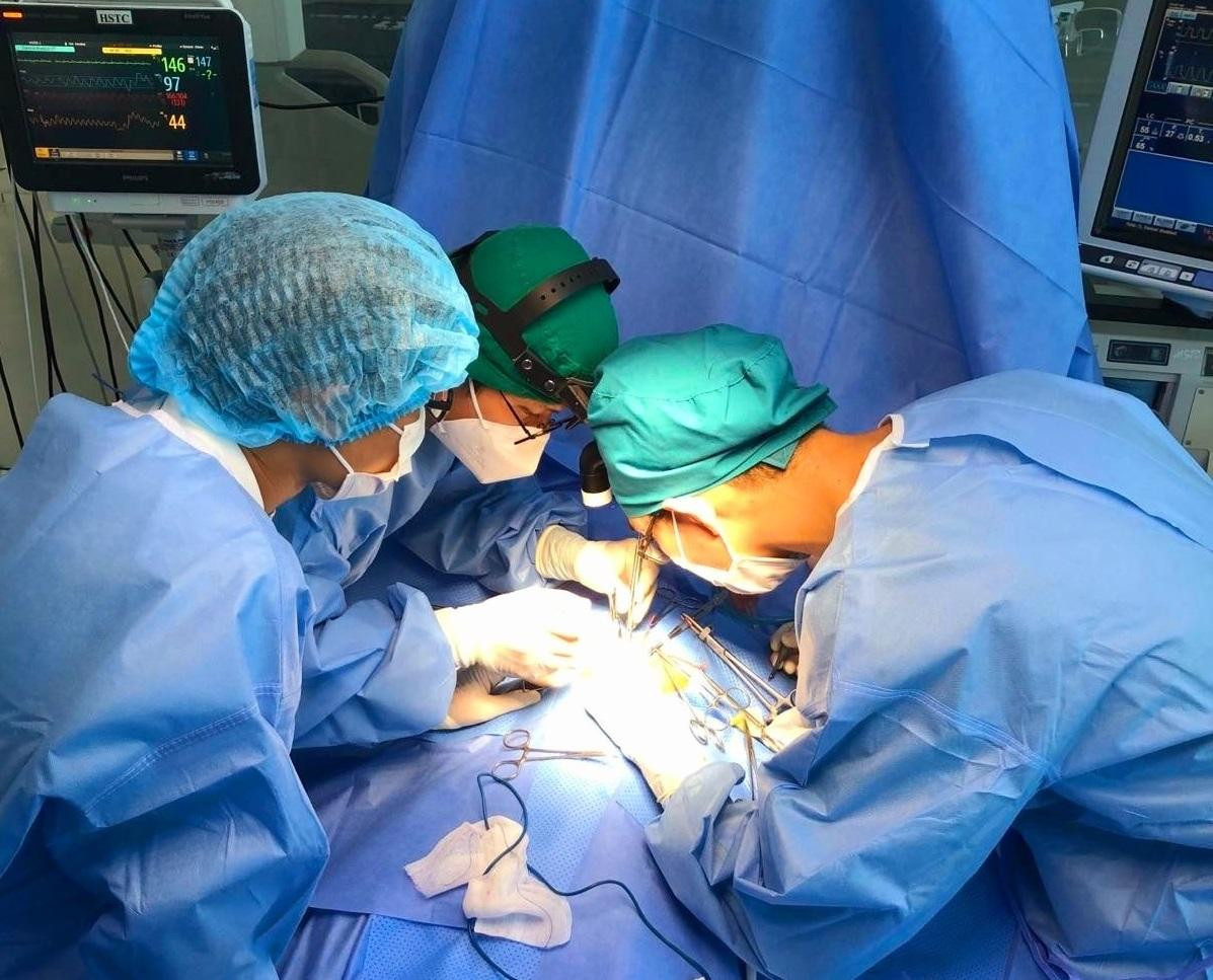 Bác sĩ lấy vòi ong chích trên cơ thể cho bệnh nhi bị đàn ong tấn công Bác sĩ lấy vòi ong chích trên cơ thể cho bệnh nhi bị đàn ong tấn công