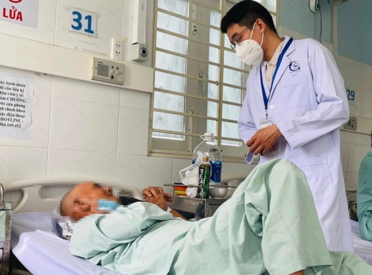 Cụ ông được bác sĩ theo dõi hậu phẫu sau khi nọi soi lấy dị vật (ảnh do bệnh viện cung cấp)