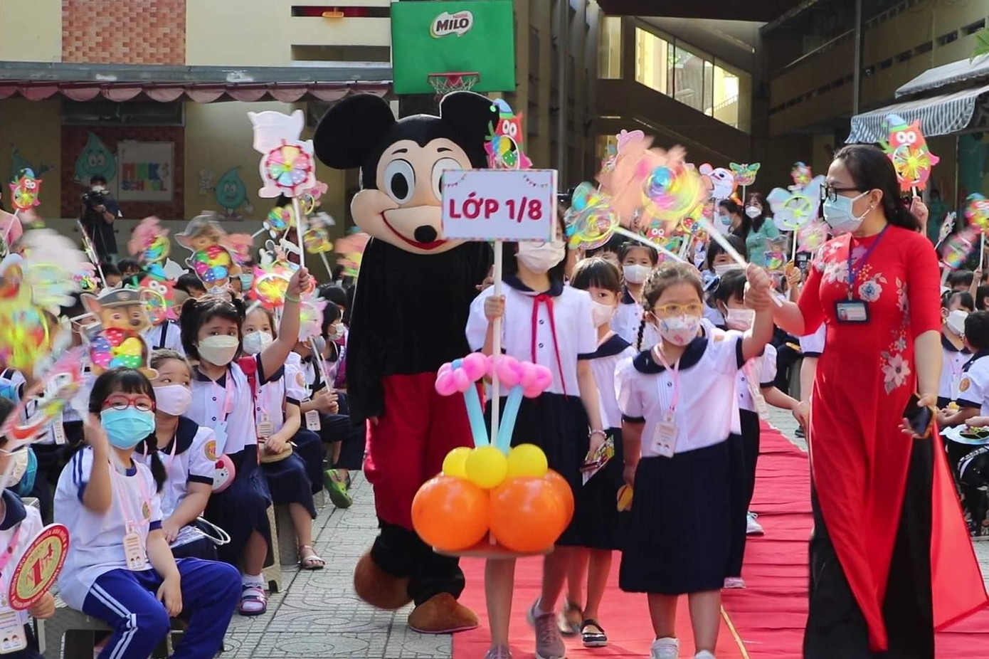 Học sinh tại TPHCM đã quay lại trường học trực tiếp, ngành Giáo dục đang chủ động các biện pháp bảo vệ trẻ trước nguy cơ dịch COVID-19 Học sinh tại TPHCM đã quay lại trường học trực tiếp, ngành Giáo dục đang chủ động các biện pháp bảo vệ trẻ trước nguy cơ dịch COVID-19