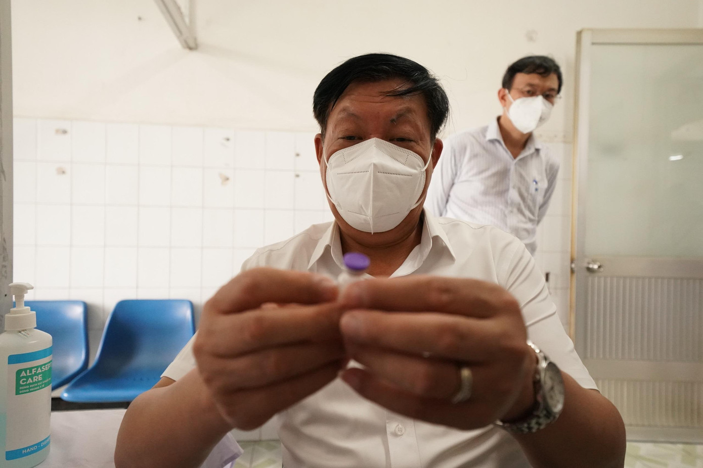 Thứ trưởng Bộ Y tế Đỗ Xuân Tuyên kiểm tra vắc xin trước khi tiêm chủng Thứ trưởng Bộ Y tế Đỗ Xuân Tuyên kiểm tra vắc xin trước khi tiêm chủng