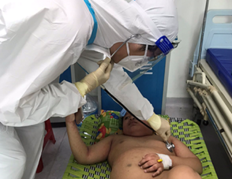 Bác sĩ thăm khám, điều trị cho bệnh nhi bị viêm đa hệ thống sớm sau khi mắc COVID-19 Bác sĩ thăm khám, điều trị cho bệnh nhi bị viêm đa hệ thống sớm sau khi mắc COVID-19