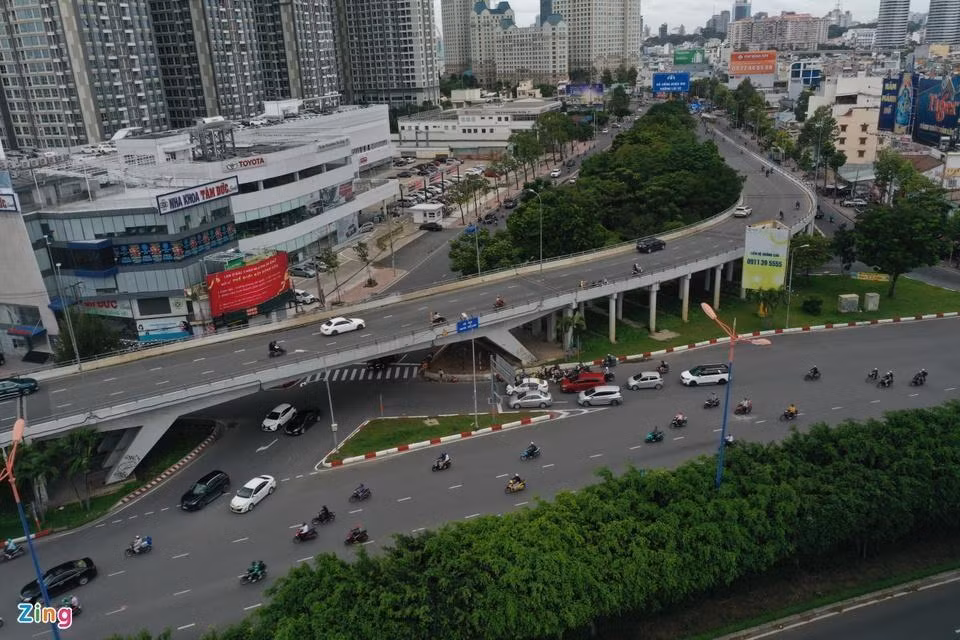 Toàn cảnh cầu vượt Nguyễn Hữu Cảnh nơi xảy ra sự cố đứt cáp (ảnh: Zing) Toàn cảnh cầu vượt Nguyễn Hữu Cảnh nơi xảy ra sự cố đứt cáp (ảnh: Zing)