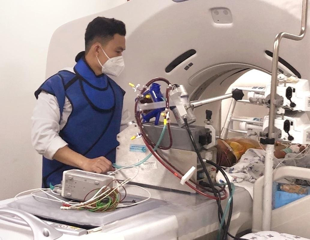 Sau 1 tháng điều trị tích cực, bệnh nhi đã vượt qua được nguy kịch Sau 1 tháng điều trị tích cực, bệnh nhi đã vượt qua được nguy kịch