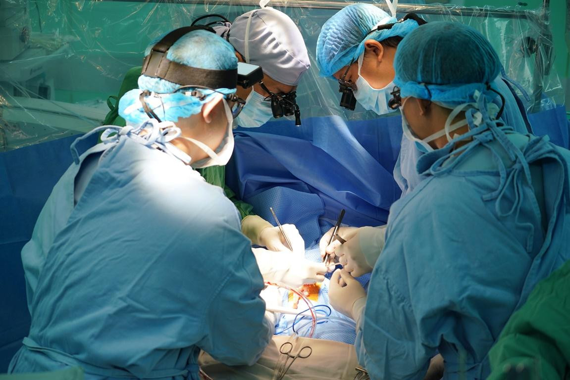 Các bác sĩ thực hiện phẫu thuật cho một trường hợp bị bệnh tim bẩm sinh