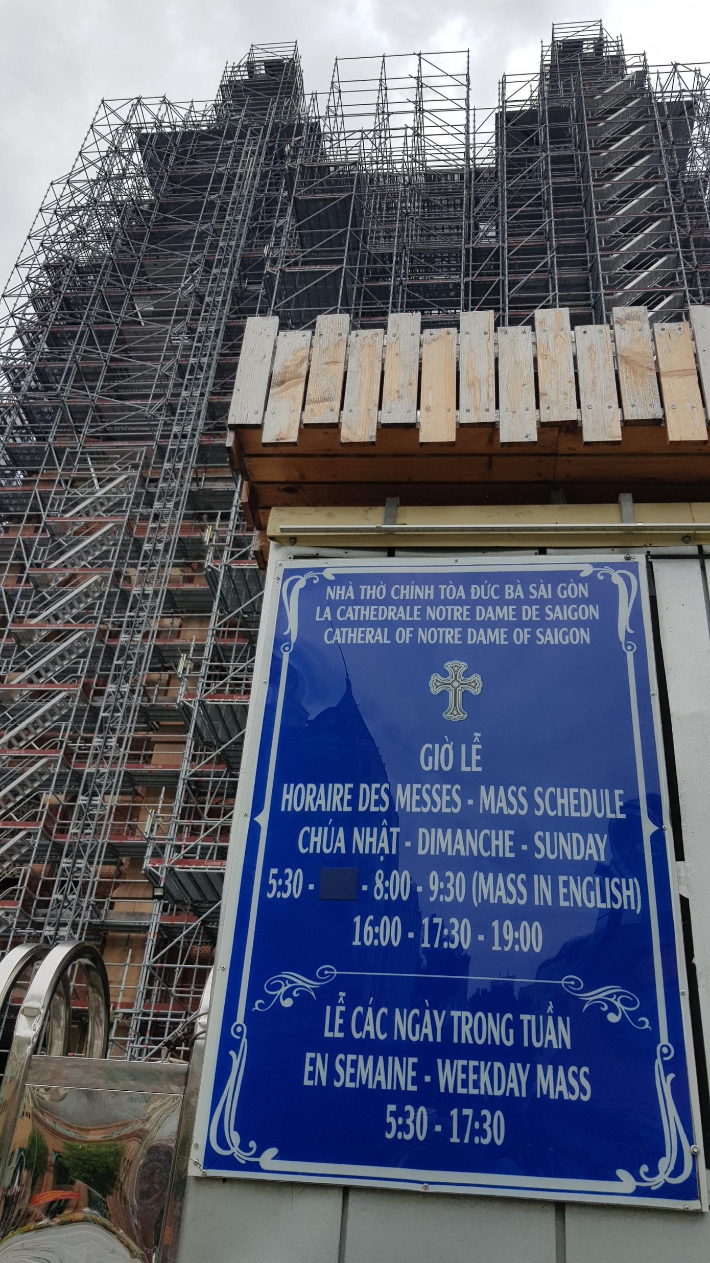 Trong thời gian trùng tu, du khách không được vào tham quan nhưng các lễ trong tuần vẫn được cử hành Trong thời gian trùng tu, du khách không được vào tham quan nhưng các lễ trong tuần vẫn được cử hành