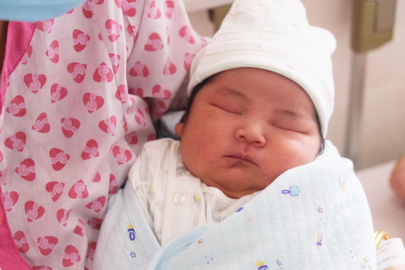 Thai lớn chào đời bằng phương pháp sinh thường là trường hợp rất hiếm gặp