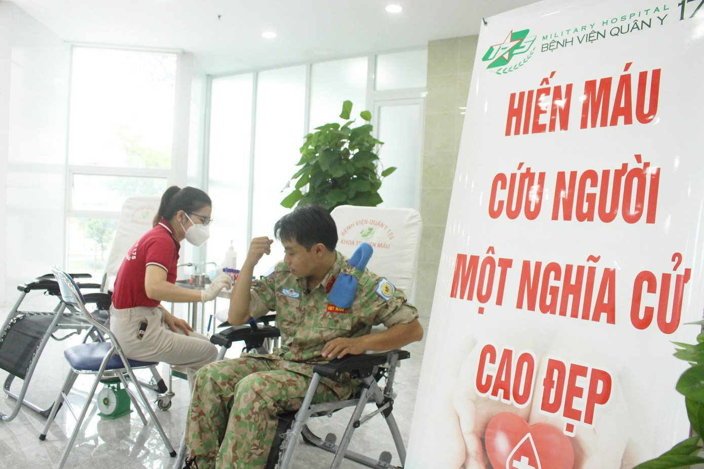 Chiến sĩ được tuyển chọn chuẩn bị huấn luyện thuộc Bệnh viện Dã chiến cấp 2 số 5 hiến máu sáng 25/8