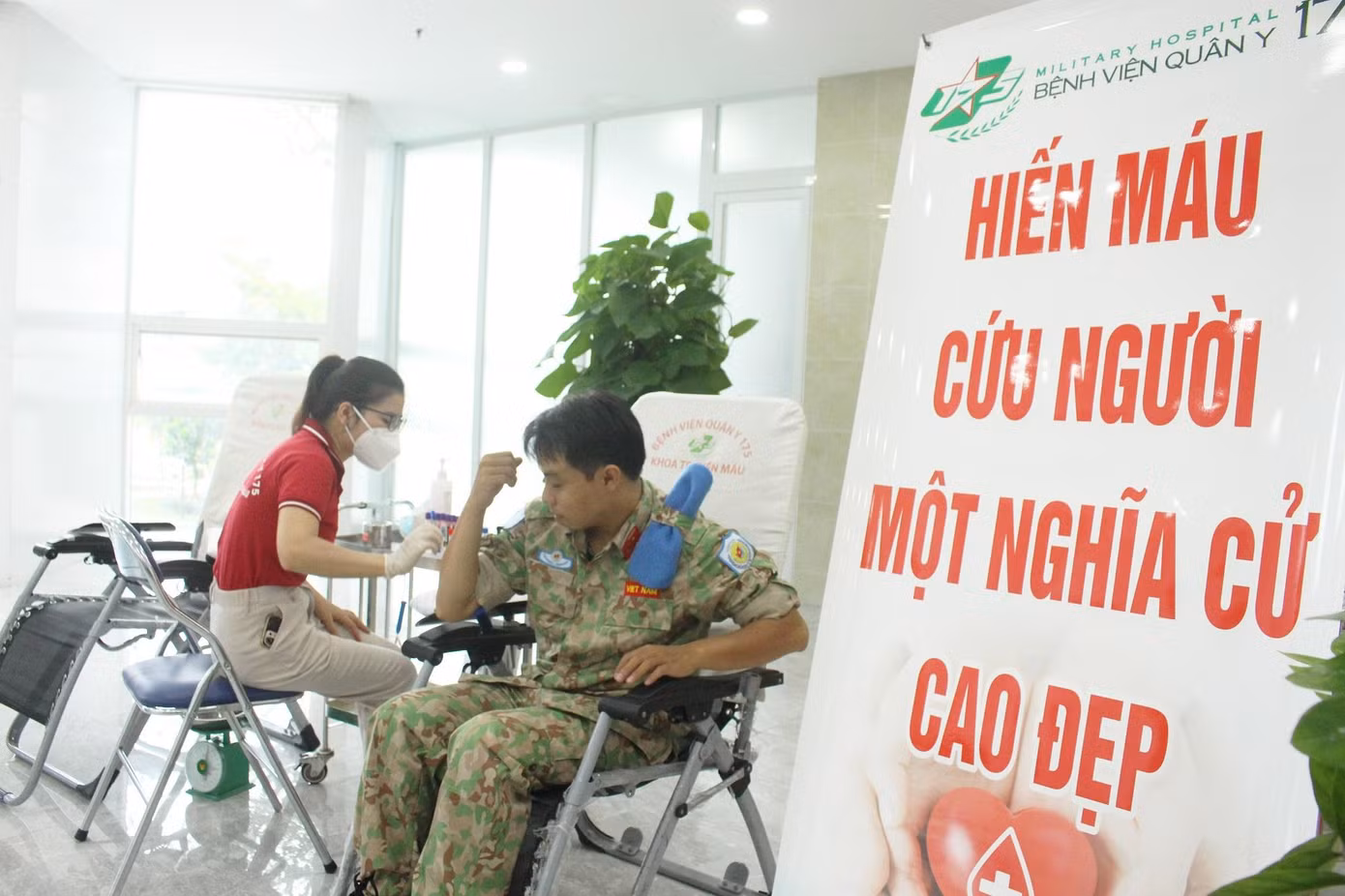 Chiến sĩ được tuyển chọn chuẩn bị huấn luyện thuộc Bệnh viện Dã chiến cấp 2 số 5 hiến máu sáng 25/8 Chiến sĩ được tuyển chọn chuẩn bị huấn luyện thuộc Bệnh viện Dã chiến cấp 2 số 5 hiến máu sáng 25/8