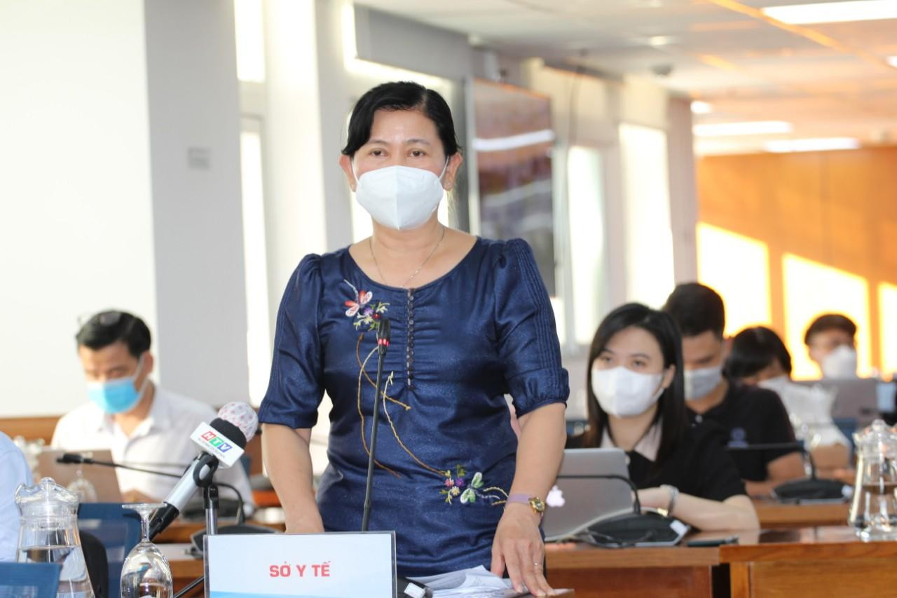 Bà Nguyễn Thị Huỳnh Mai phân tích lý do F0 trên địa bàn TPHCM chưa đi học, đi làm tại buổi họp báo Bà Nguyễn Thị Huỳnh Mai phân tích lý do F0 trên địa bàn TPHCM chưa đi học, đi làm tại buổi họp báo