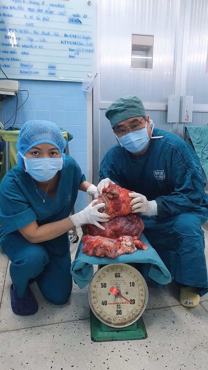 Trọng lượng của khối bướu lên tới hơn 20kg đây là ca bệnh "khủng" nhất từ trước đến nay