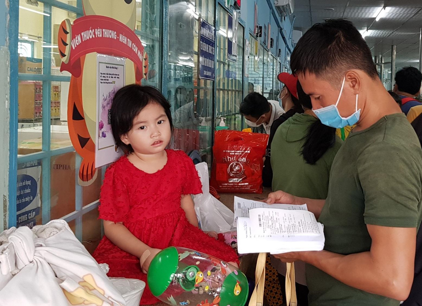 Bệnh nhi được phụ huynh đưa đến thăm khám tại Bệnh viện Nhi Đồng 1 TPHCM Bệnh nhi được phụ huynh đưa đến thăm khám tại Bệnh viện Nhi Đồng 1 TPHCM