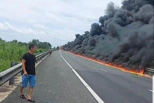 Hiện trường vụ cháy kinh hoàng trên cao tốc kéo dài hàng trăm mét, cột khói đen mù mịt