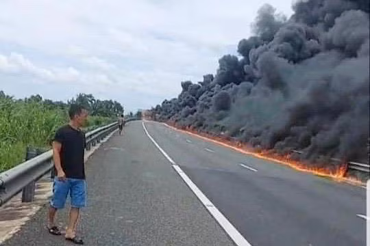 Hiện trường vụ cháy kinh hoàng trên cao tốc kéo dài hàng trăm mét, cột khói đen mù mịt