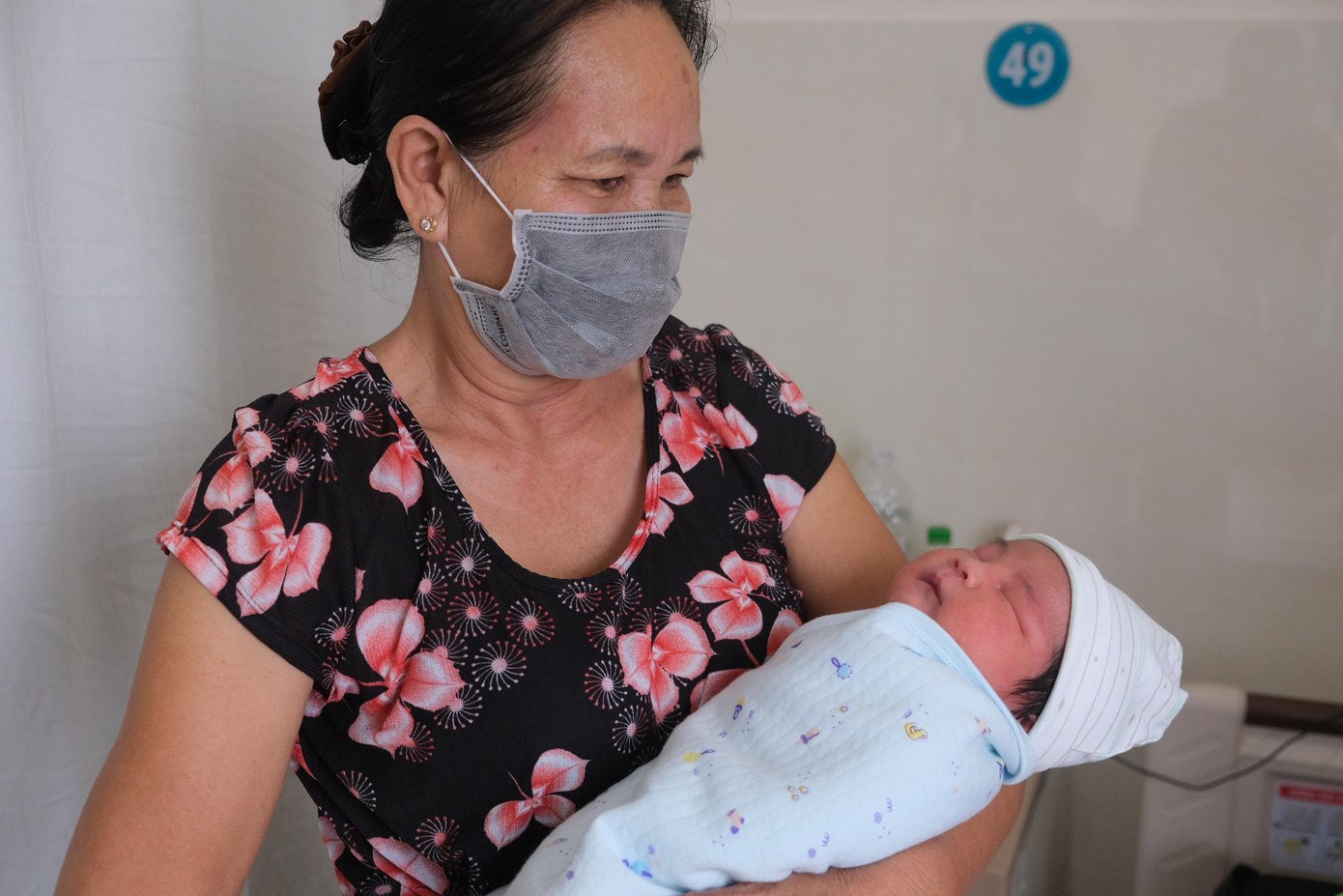 Gia đình không khỏi hồi hộp khi biết thai nhi quá lớn nhưng đã thở phào khi hai mẹ con vượt cạn thành công