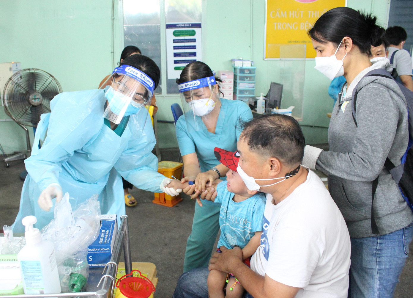 Bệnh nhi được nhân viên y tế lấy máu xét nghiệm COVID-19 tại Bệnh viện Nhi Đồng 1