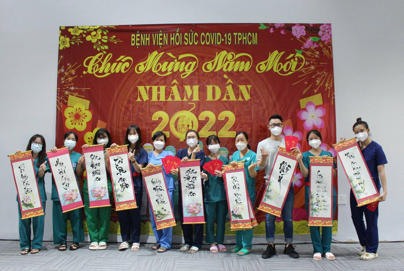 Đại dịch COVID-19 được đẩy lùi, cán bộ nhân viên y tế đang hân hoan chào đón một năm mới bình an Đại dịch COVID-19 được đẩy lùi, cán bộ nhân viên y tế đang hân hoan chào đón một năm mới bình an