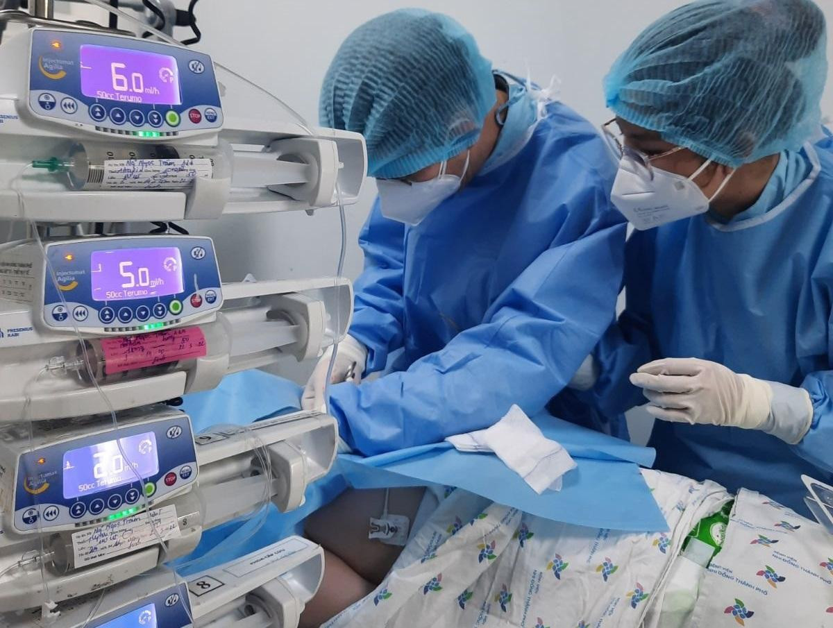 Các bác sĩ điều trị cho bệnh nhi mắc COVID-19 bị biến chứng tiểu đường Các bác sĩ điều trị cho bệnh nhi mắc COVID-19 bị biến chứng tiểu đường