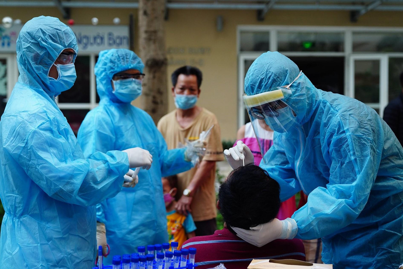 Ngành y tế TPHCM đang khẩn trương thực hiện các biện pháp ngăn chặn nguy cơ dịch COVID-19 gia tăng trở lại (ảnh: Phạm Nguyễn) Ngành y tế TPHCM đang khẩn trương thực hiện các biện pháp ngăn chặn nguy cơ dịch COVID-19 gia tăng trở lại (ảnh: Phạm Nguyễn)