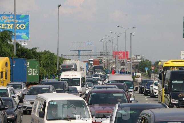 Cao tốc TPHCM - Long Thành - Dầu Giây kẹt xe trong ngày đầu thu phí không dừng (ảnh: Hữu Huy)