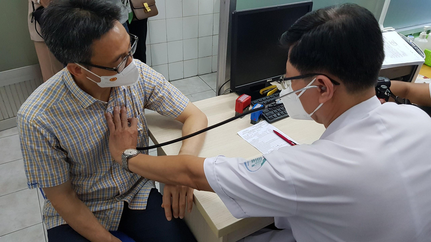 Các bác sĩ thăm khám, đánh giá mức độ an toàn và chỉ định Phó Thủ tướng tiêm ngừa vắc xin COVID-19 Các bác sĩ thăm khám, đánh giá mức độ an toàn và chỉ định Phó Thủ tướng tiêm ngừa vắc xin COVID-19