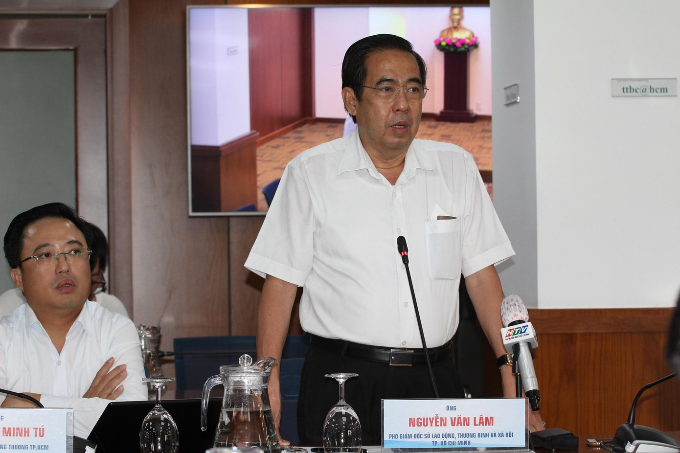 Ông Nguyễn Văn Lâm thông tin về việc chi hỗ trợ tiền thuê nhà trọ cho người lao động tại buổi họp báo