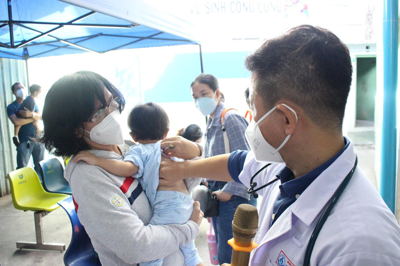 BS Tuấn Quy, kiểm tra thân nhiệt cho một bệnh nhi vừa vào viện trong tình trạng lơ mơ, mệt nhiều BS Tuấn Quy, kiểm tra thân nhiệt cho một bệnh nhi vừa vào viện trong tình trạng lơ mơ, mệt nhiều