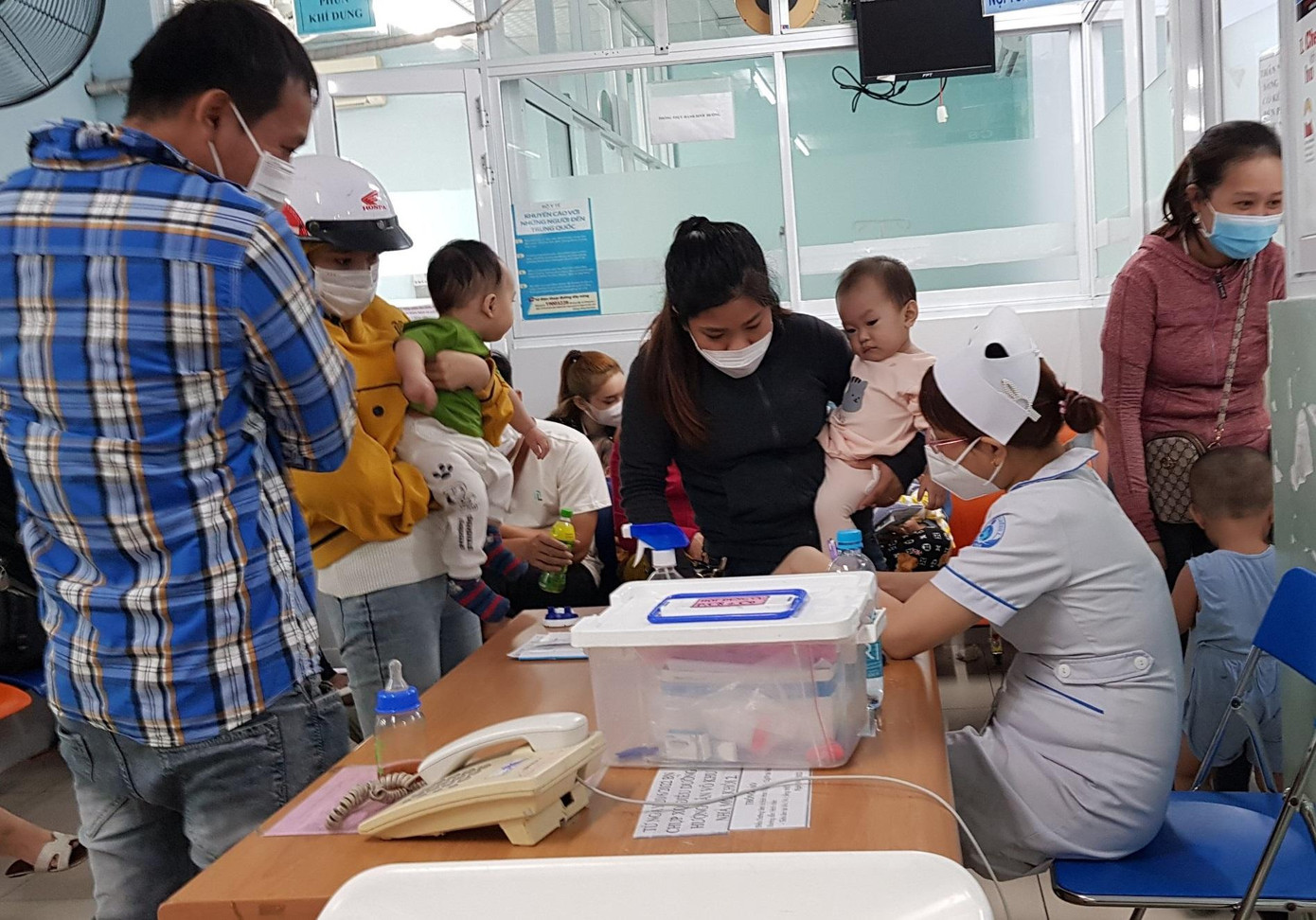 Tình trạng hết vắc xin nhưng chưa được cung ứng kịp thời khiến nguy cơ bùng phát các loại bệnh đã có vắc xin chủng ngừa ở trẻ em Tình trạng hết vắc xin nhưng chưa được cung ứng kịp thời khiến nguy cơ bùng phát các loại bệnh đã có vắc xin chủng ngừa ở trẻ em