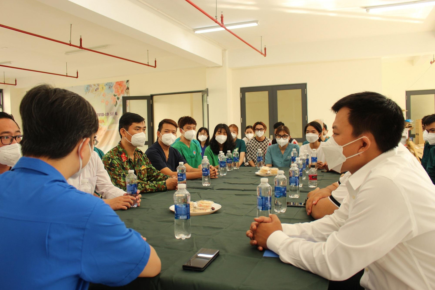 Buổi trò chuyện ngày cuối năm diễn ra thân mật giữa Bí thư Trung ương Đoàn và các y, bác sĩ. Buổi trò chuyện ngày cuối năm diễn ra thân mật giữa Bí thư Trung ương Đoàn và các y, bác sĩ.