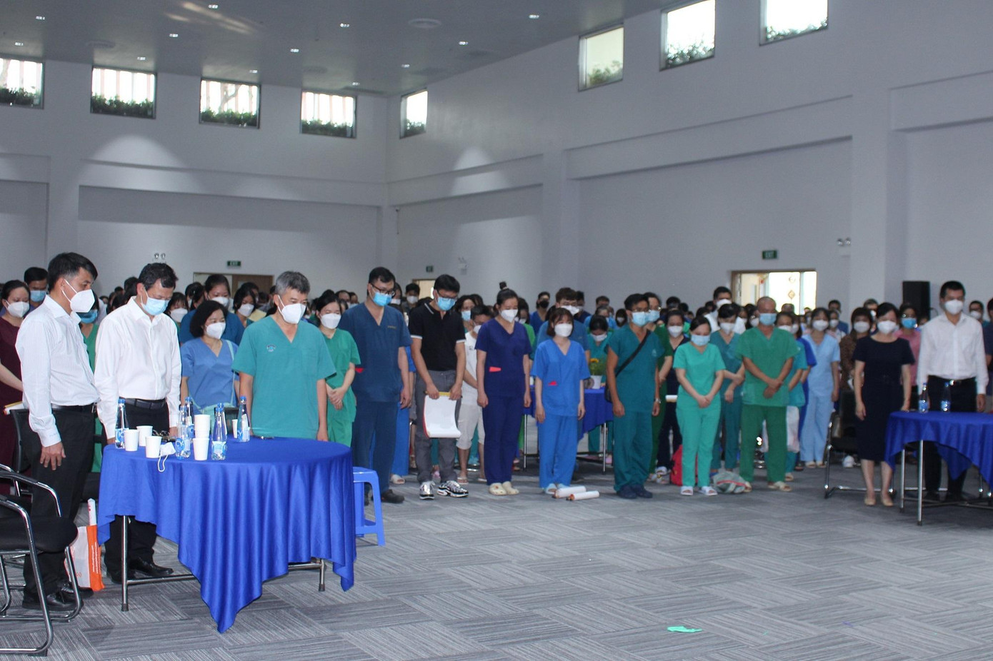 Trong ngày vui chiến thắng đại dịch, toàn thể bệnh viện đã dành 1 phút tưởng niệm những người không may qua đời vì COVID-19 Trong ngày vui chiến thắng đại dịch, toàn thể bệnh viện đã dành 1 phút tưởng niệm những người không may qua đời vì COVID-19