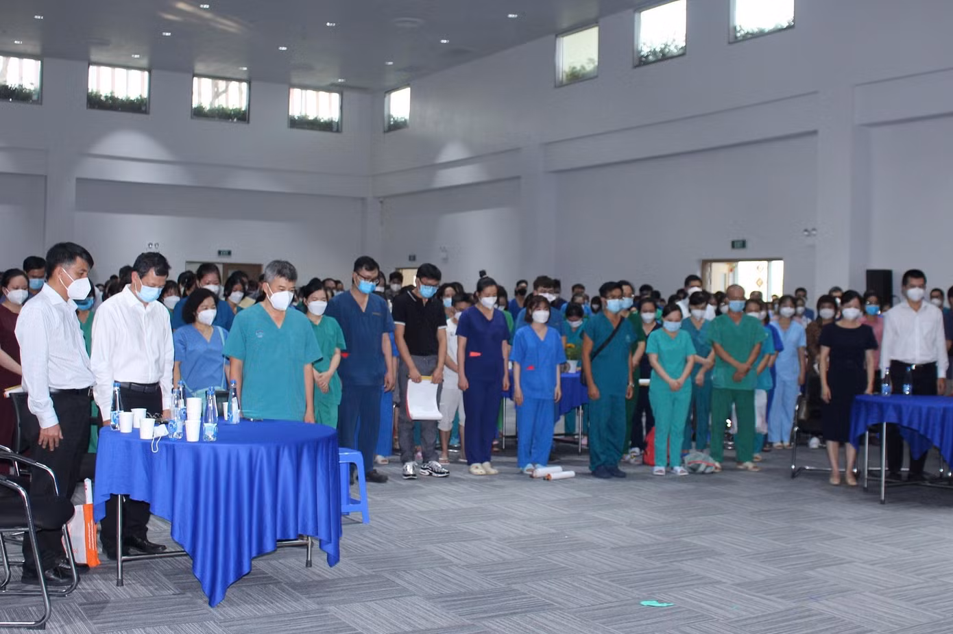 Trong ngày vui chiến thắng đại dịch, toàn thể bệnh viện đã dành 1 phút tưởng niệm những người không may qua đời vì COVID-19 Trong ngày vui chiến thắng đại dịch, toàn thể bệnh viện đã dành 1 phút tưởng niệm những người không may qua đời vì COVID-19