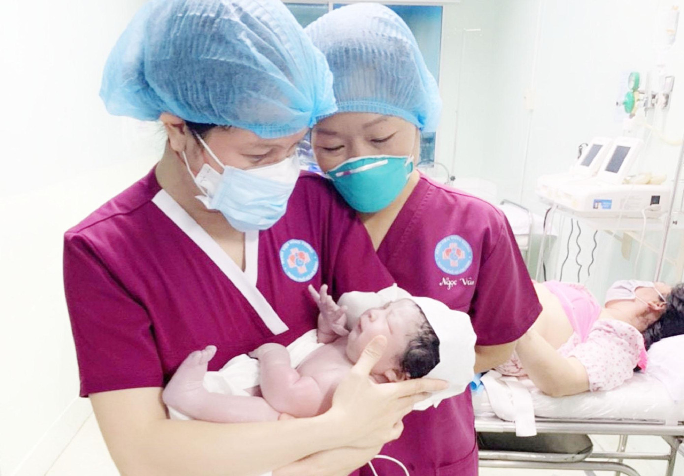 Bé trai cân nặng 5,15kg chào đời trong niềm vui của các y bác sĩ và gia đình