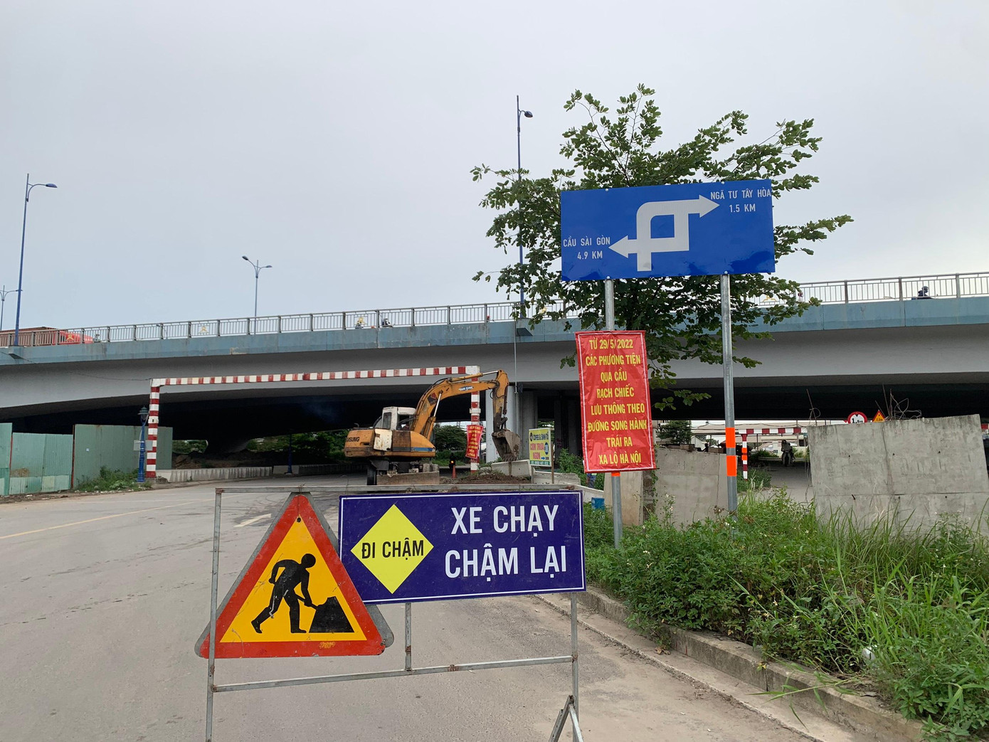 Con đường qua dạ cầu Rạch Chiếc đã được đóng lại để đảm bảo an toàn lưu thông và thực hiện theo phương án thiết kế thi công (ảnh: Phạm Nguyễn) Con đường qua dạ cầu Rạch Chiếc đã được đóng lại để đảm bảo an toàn lưu thông và thực hiện theo phương án thiết kế thi công (ảnh: Phạm Nguyễn)