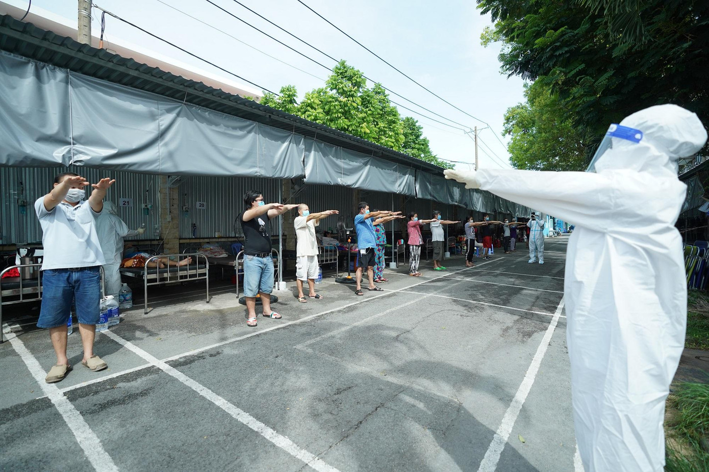 Bệnh nhân bị di chứng hậu COVID-19 tập phục hồi chức năng (ảnh: Phạm Nguyễn)