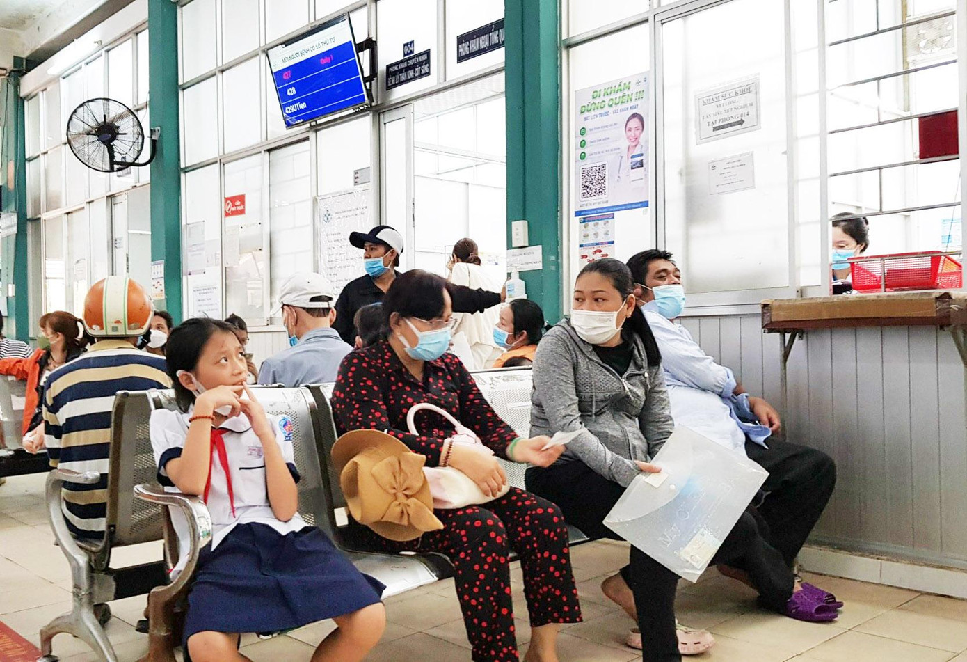 Một học sinh sau giờ khai giảng được phụ huynh đưa đến Bệnh viện Quận 8, TPHCM thăm khám