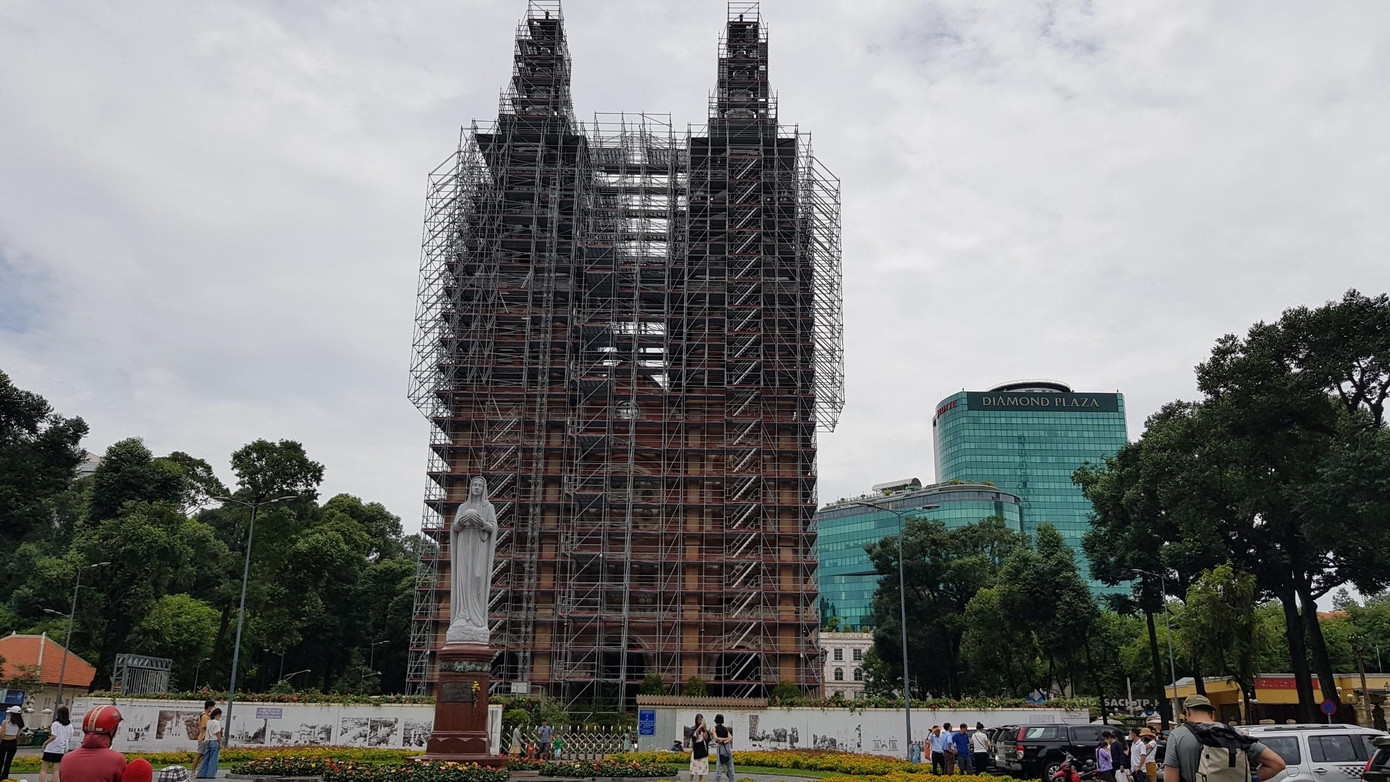 Người dân và du khách đều kỳ vọng công trình sớm trùng tu xong để được vào tham quan nhà thờ Người dân và du khách đều kỳ vọng công trình sớm trùng tu xong để được vào tham quan nhà thờ