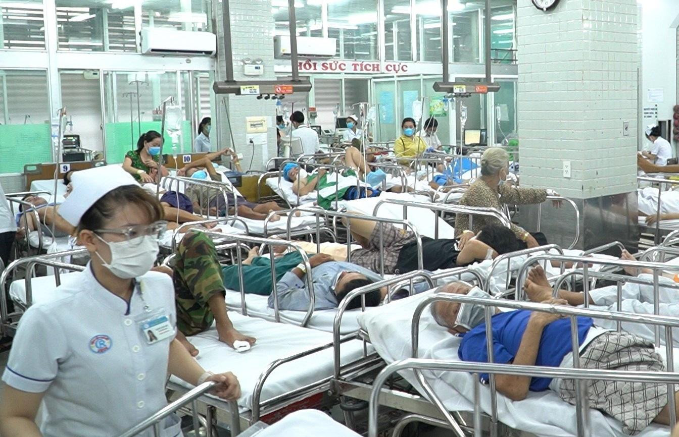 Nhân viên y tế phải "căng mình" thực hiện nhiệm vụ cứu chữa khi bệnh nhân tăng cao Nhân viên y tế phải "căng mình" thực hiện nhiệm vụ cứu chữa khi bệnh nhân tăng cao