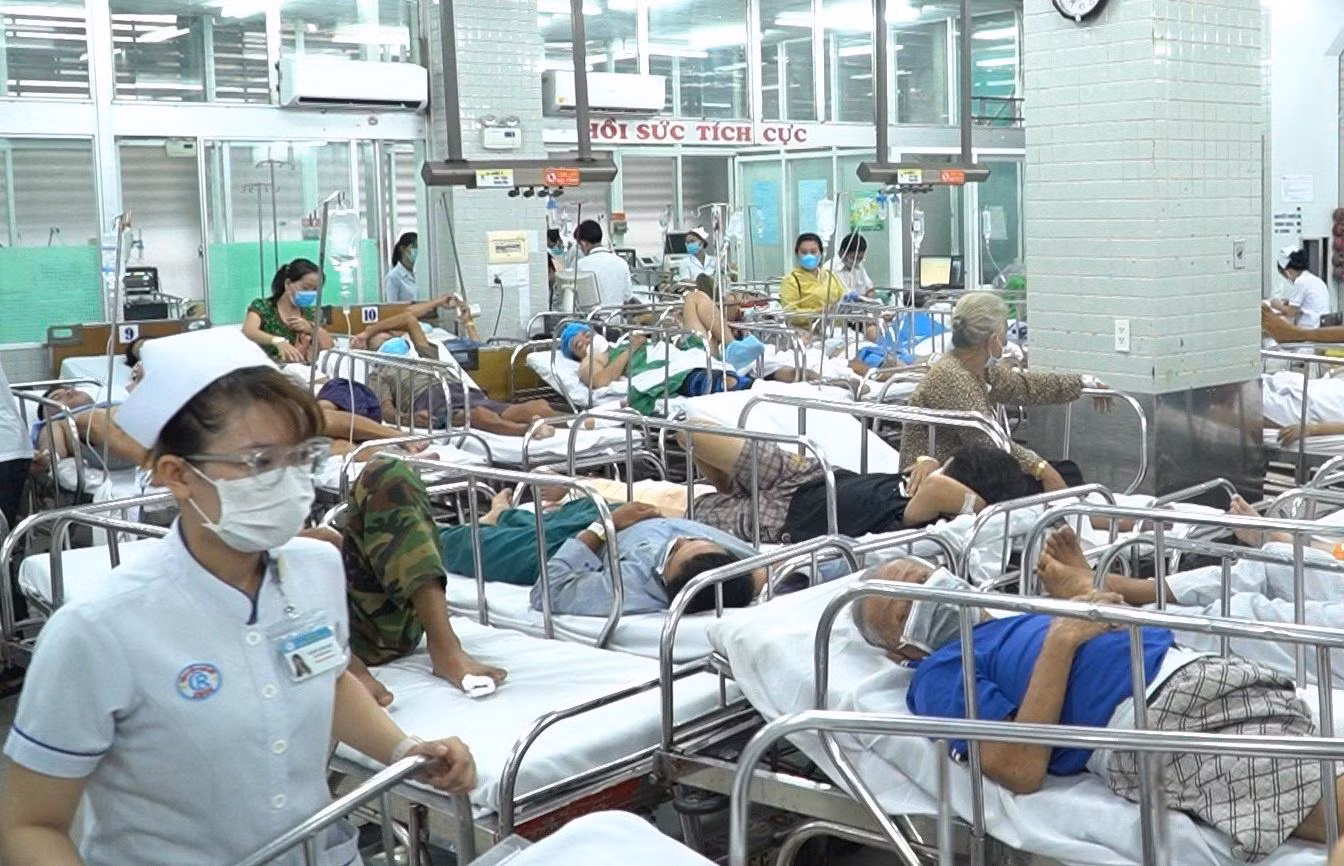 Nhân viên y tế phải "căng mình" thực hiện nhiệm vụ cứu chữa khi bệnh nhân tăng cao