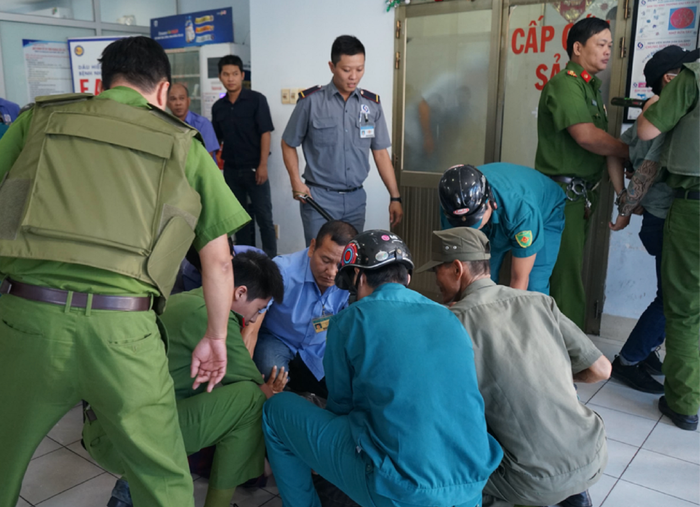 Sự phối hợp, hỗ trợ kịp thời của lực lượng công an sẽ giúp ngăn chặn những hành vi gây rối trong bệnh viện Sự phối hợp, hỗ trợ kịp thời của lực lượng công an sẽ giúp ngăn chặn những hành vi gây rối trong bệnh viện