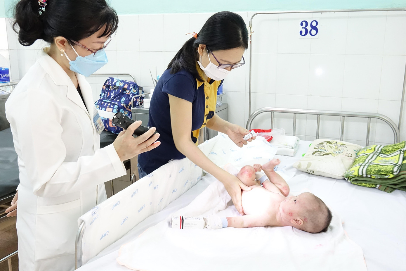 Viêm da cơ địa ở trẻ cần tuân thủ chỉ định điều trị của bác sĩ để hạn chế tối đa viêm nhiễm cho trẻ Viêm da cơ địa ở trẻ cần tuân thủ chỉ định điều trị của bác sĩ để hạn chế tối đa viêm nhiễm cho trẻ