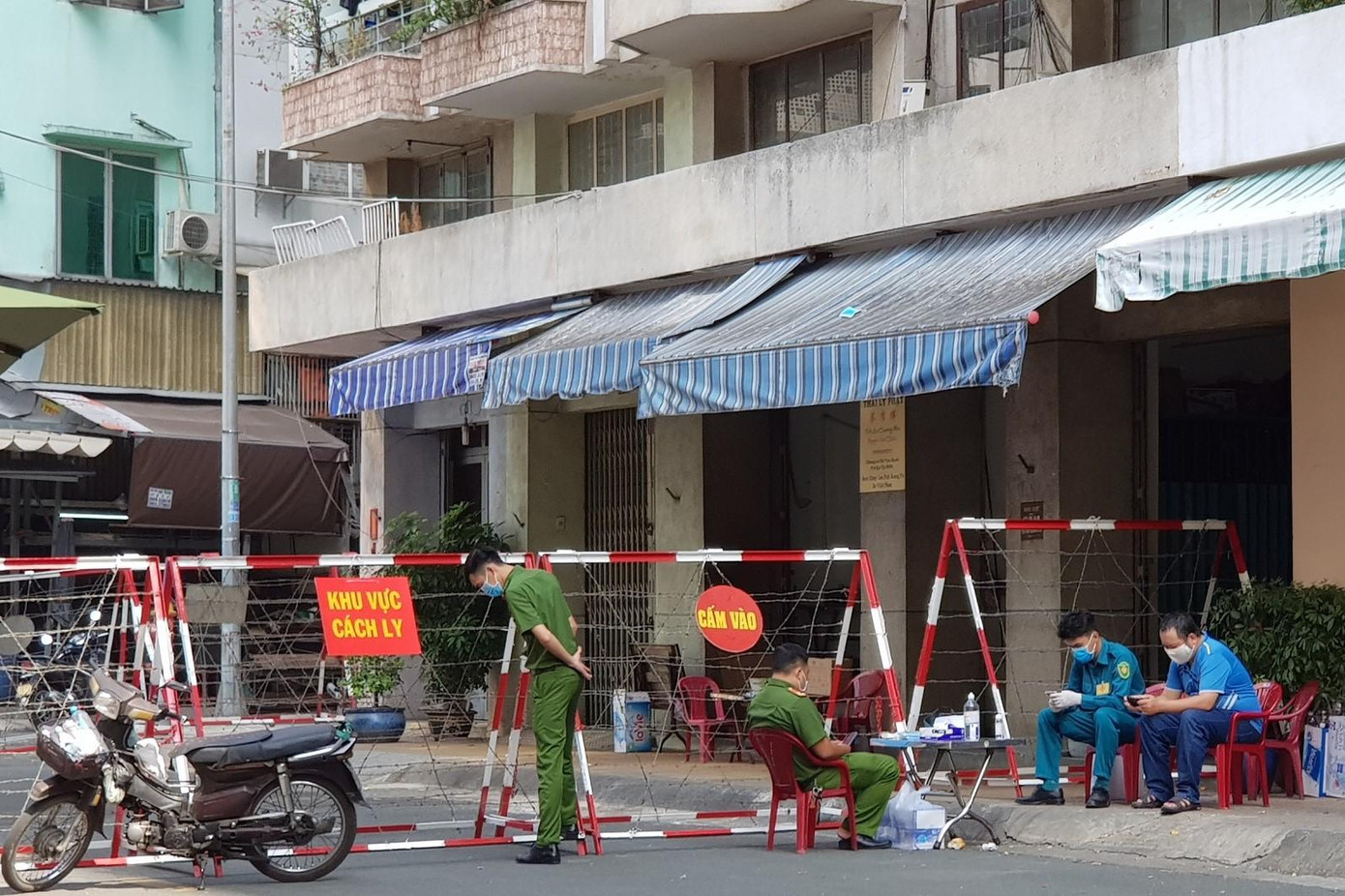 Lệnh phong tỏa tạm thời để thực hiện các biện pháp chống dịch là phù hợp để ngăn chặn nguy cơ lây nhiễm Lệnh phong tỏa tạm thời để thực hiện các biện pháp chống dịch là phù hợp để ngăn chặn nguy cơ lây nhiễm