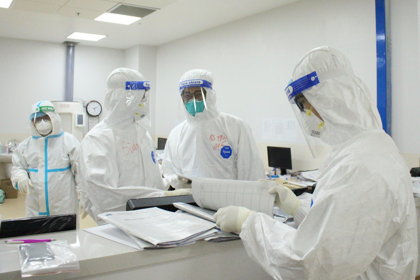 Các y bác sĩ đã thầm lặng cống hiến hết sức mình trong cuộc chiến không tiếng súng với đại dịch COVID-19 Các y bác sĩ đã thầm lặng cống hiến hết sức mình trong cuộc chiến không tiếng súng với đại dịch COVID-19