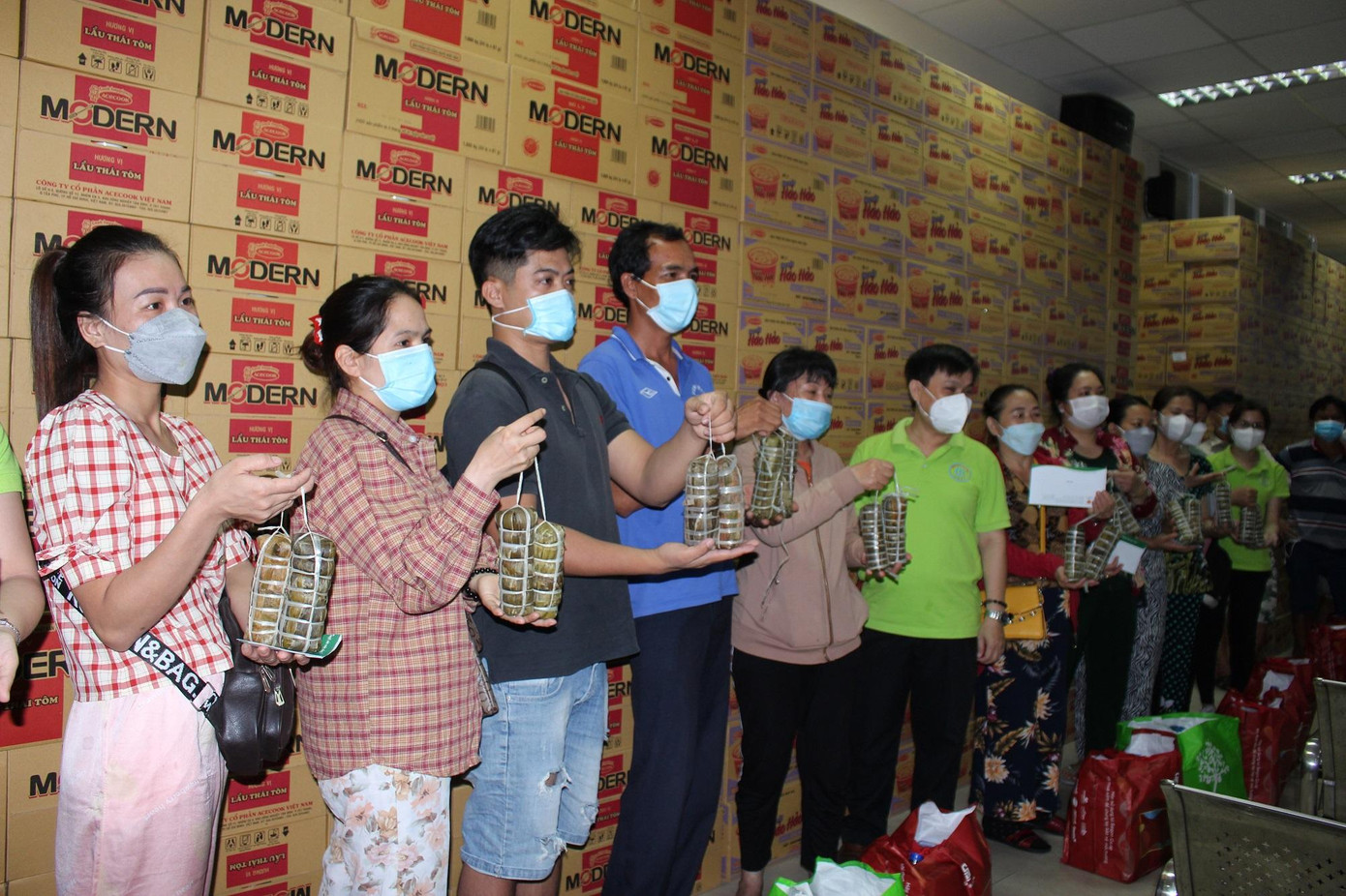 Đêm giao thừa giữa bệnh viện trở nên ấm áp tình người với những món quà và sự chia sẻ