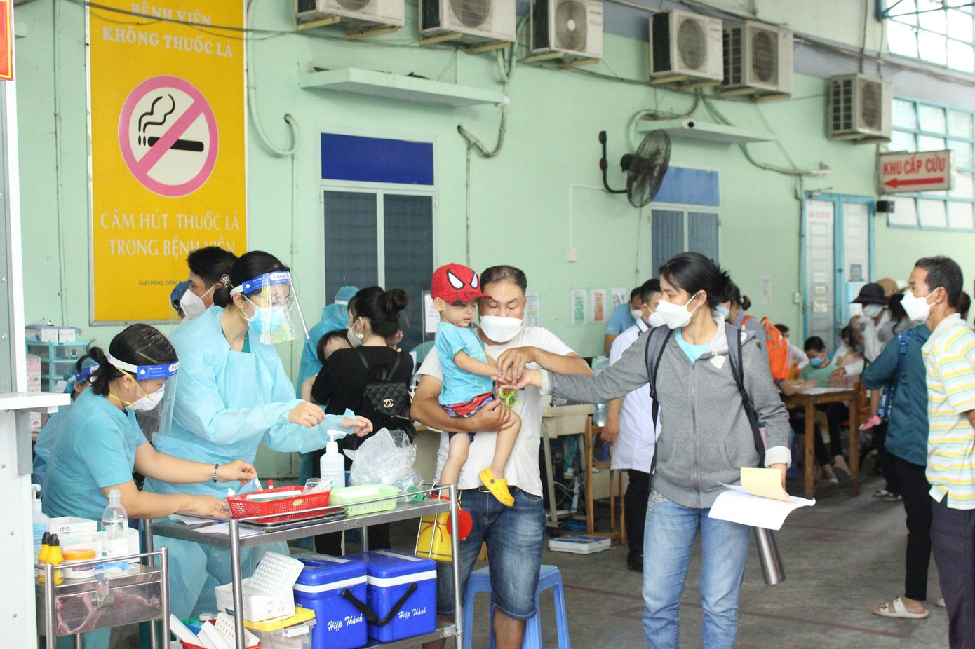 Trẻ em được phụ huynh đưa đến khám COVID-19 tại Bệnh viện Nhi Đồng 1 TPHCM Trẻ em được phụ huynh đưa đến khám COVID-19 tại Bệnh viện Nhi Đồng 1 TPHCM
