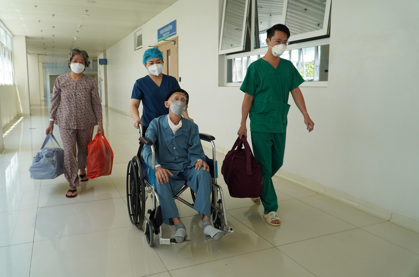 Bệnh nhân cuối cùng đã bình phục trở về nhà từ Bệnh viện Hồi sức COVID-19