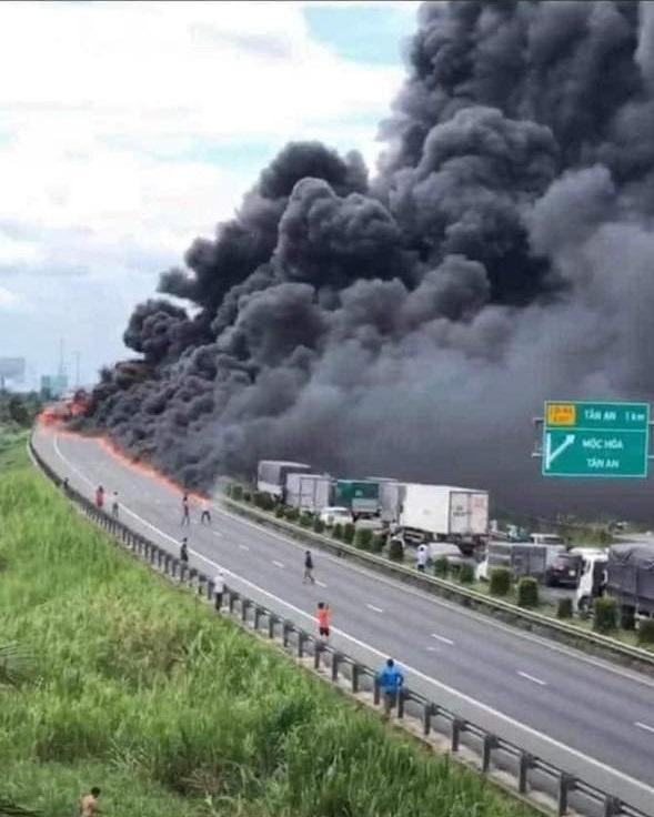 Vụ hỏa hoạn hy hữu đã khiến tuyến cao tốc TPHCM - Trung Lương kẹt xe nghiêm trọng cả 2 hướng