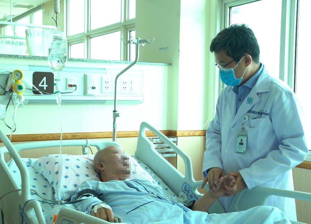 TS.BS Nguyễn Bá Thắng chăm sóc người bệnh tại Đơn vị Đột quỵ Bệnh viện Đại học Y Dược TPHCM TS.BS Nguyễn Bá Thắng chăm sóc người bệnh tại Đơn vị Đột quỵ Bệnh viện Đại học Y Dược TPHCM