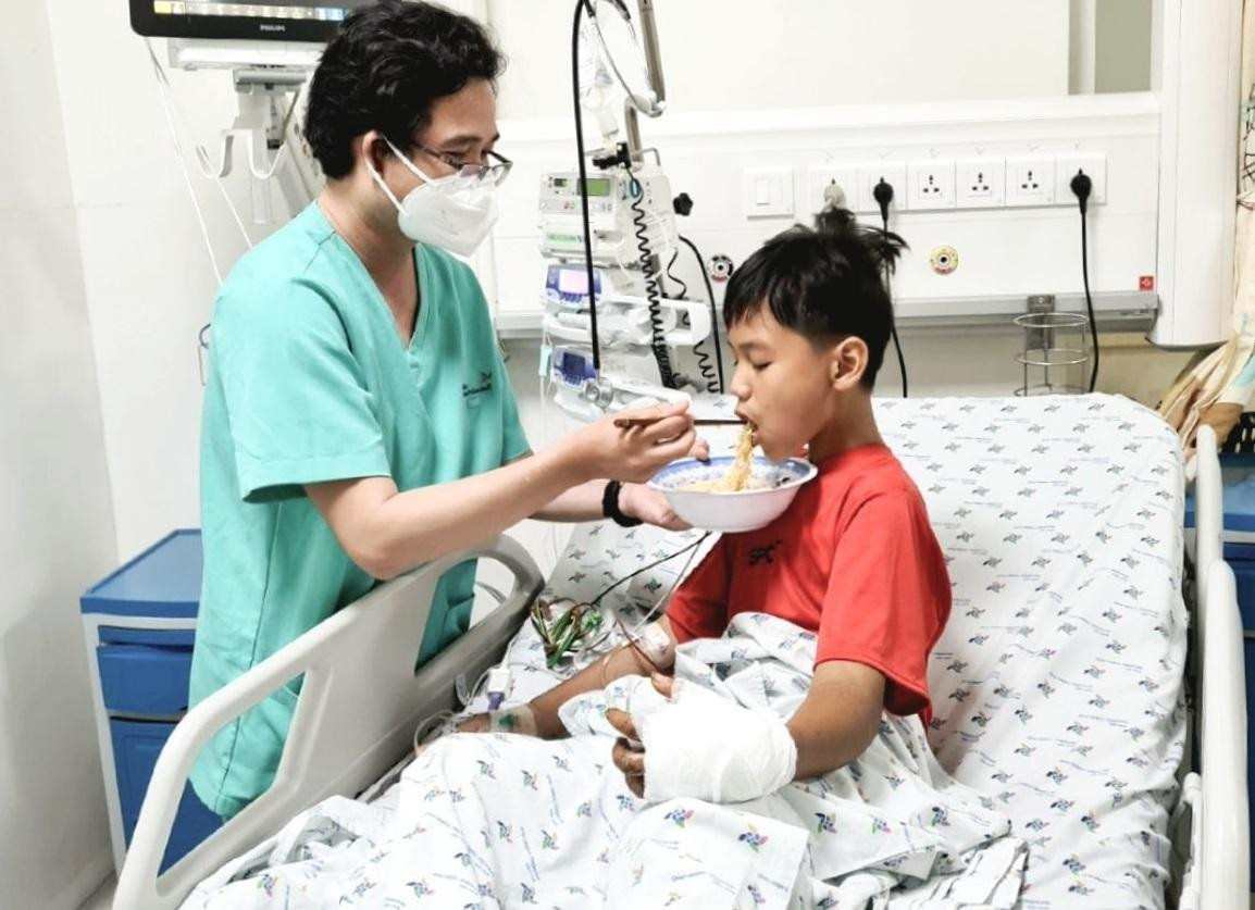 Nỗ lực cứu chữa của bác sĩ đã giúp bệnh nhi vượt qua được nguy kịch, sức khỏe bình phục tốt Nỗ lực cứu chữa của bác sĩ đã giúp bệnh nhi vượt qua được nguy kịch, sức khỏe bình phục tốt